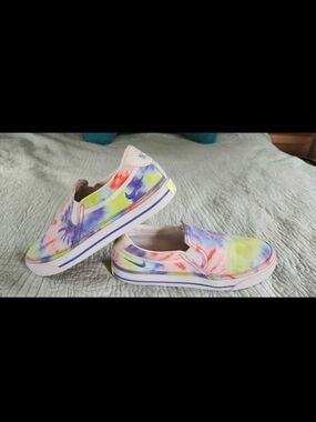 Nike Legacy Womens Tie-Dye Slip-On Sneakers